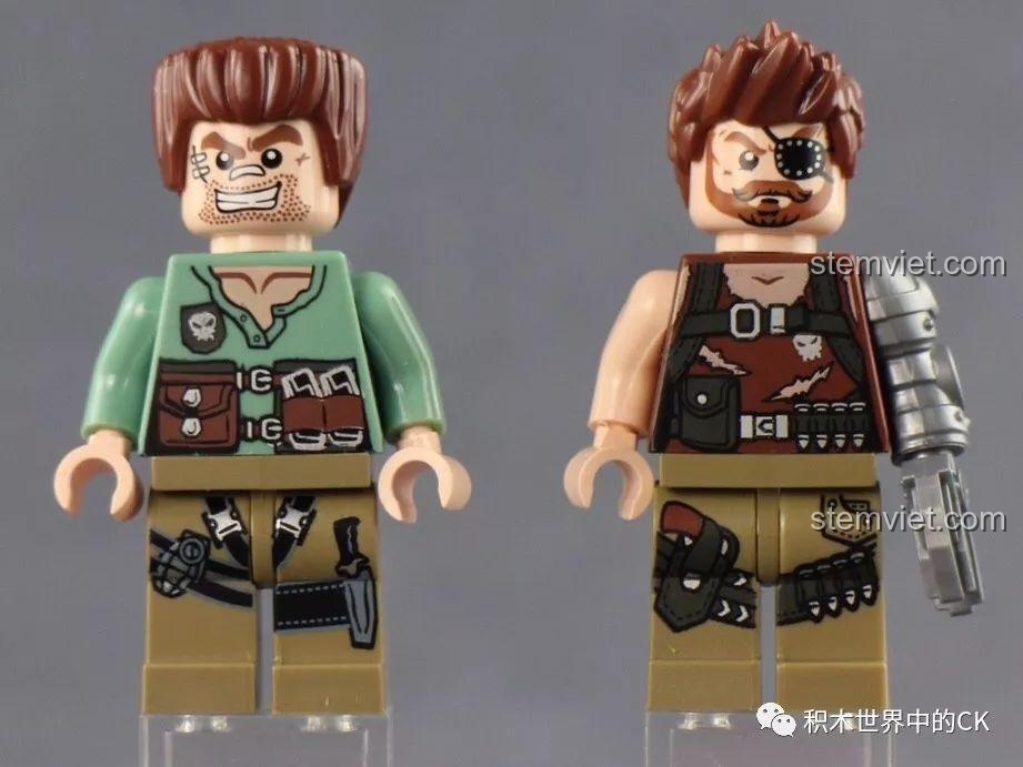 Mặt sau của hai nhân vật lính phe phản diện từ bộ Qman 3207 ThunderMission, cho thấy các chi tiết trang phục và phụ kiện.