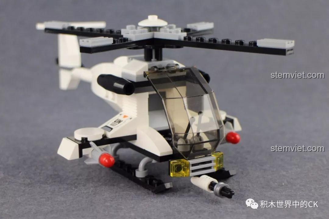 Cận cảnh chi tiết buồng lái và súng máy phía trước của trực thăng quân sự từ bộ Qman 3207 ThunderMission, thể hiện độ tỉ mỉ.