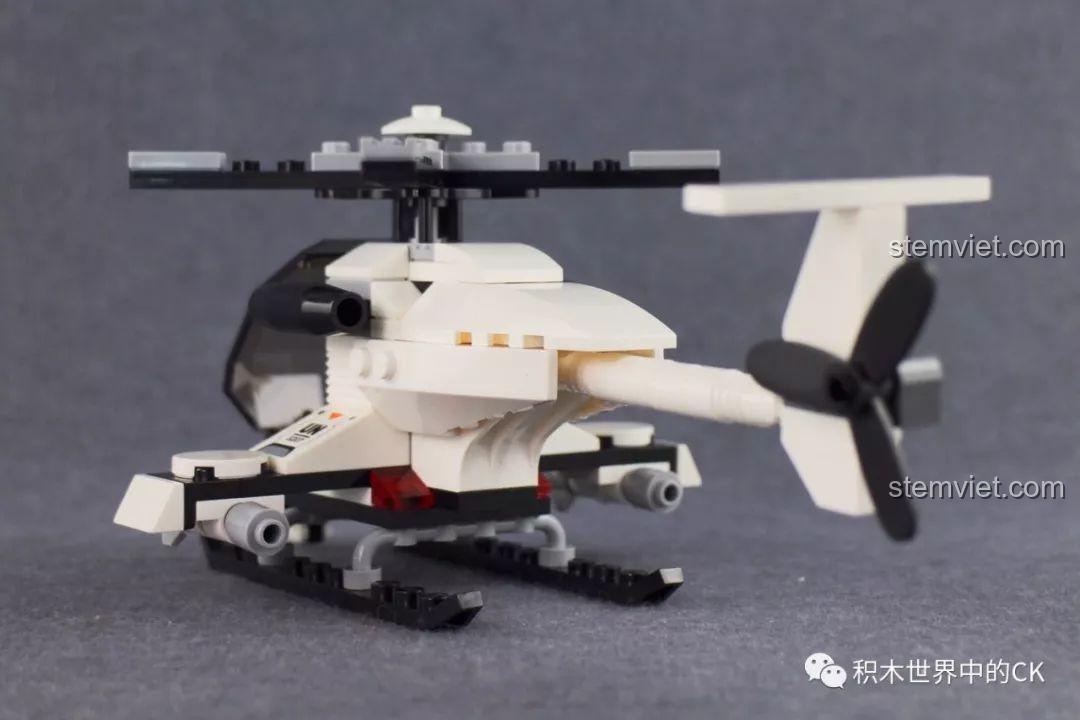 Trực thăng quân sự từ bộ Qman 3207 ThunderMission nhìn từ góc cao, hiển thị toàn bộ cánh quạt và thân máy bay.