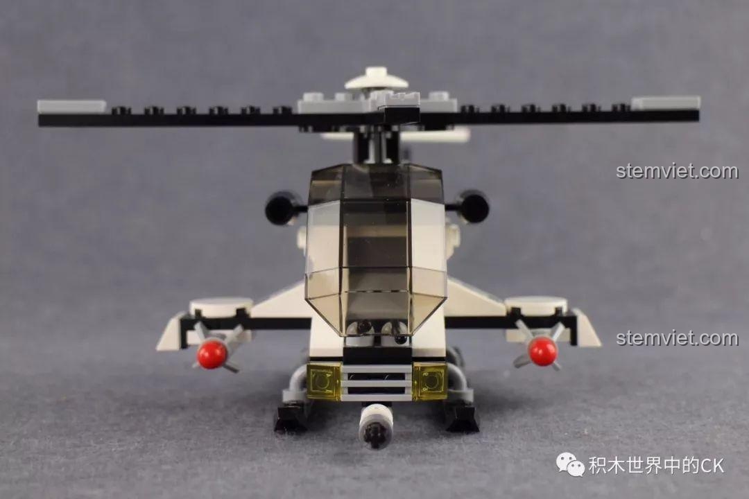 Trực thăng quân sự từ bộ Qman 3207 ThunderMission nhìn từ bên hông, cho thấy thiết kế tổng thể và cánh quạt đuôi.