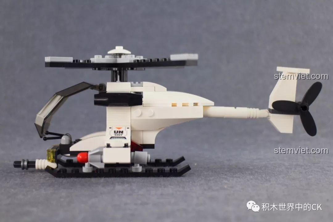 Trực thăng quân sự từ bộ Qman 3207 ThunderMission nhìn từ góc phía sau, nổi bật phần đuôi và cánh quạt.