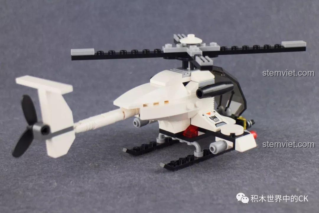 Trực thăng quân sự từ bộ Qman 3207 ThunderMission nhìn từ góc thấp, nhấn mạnh phần càng đáp và vũ khí dưới bụng.