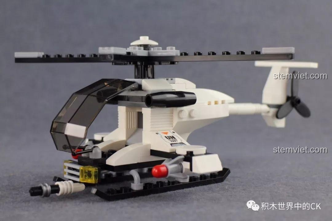 Trực thăng quân sự từ bộ Qman 3207 ThunderMission nhìn từ phía trước, hiển thị buồng lái và các chi tiết vũ khí gắn kèm.