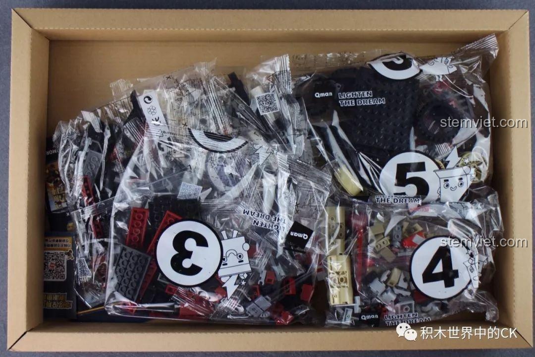 Các túi mảnh ghép được phân loại và đánh số bên trong hộp đồ chơi lắp ráp Qman 3207 Xe Tải Quân Sự Phóng Tên Lửa, giúp quá trình lắp ráp dễ dàng.