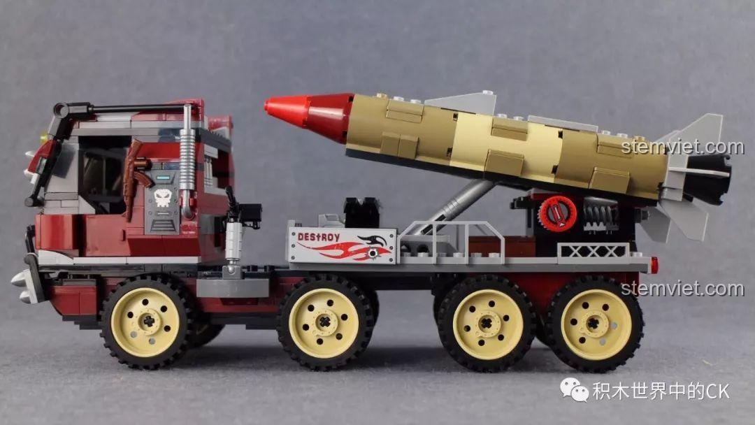 Cận cảnh phần đầu xe tải quân sự phóng tên lửa Qman 3207 ThunderMission, với lưới bảo vệ và đèn pha chi tiết, tăng thêm vẻ hầm hố.