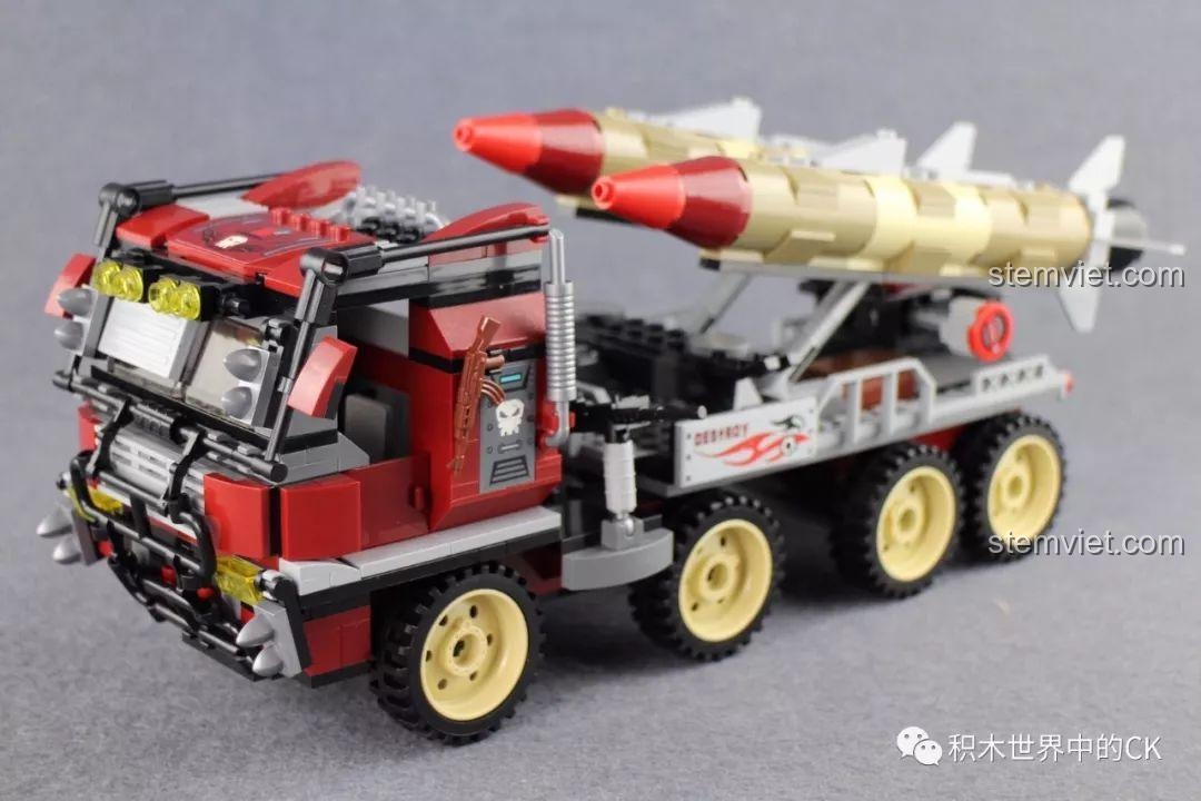 Xe tải quân sự phóng tên lửa Qman 3207 ThunderMission nhìn từ góc phía sau bên phải, thể hiện toàn bộ vẻ hầm hố và chi tiết.