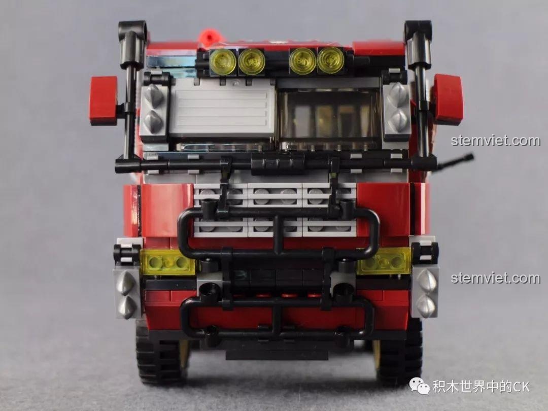 Xe tải quân sự phóng tên lửa Qman 3207 ThunderMission nhìn từ góc phía trước bên trái, nổi bật phần đầu xe và bánh xe.