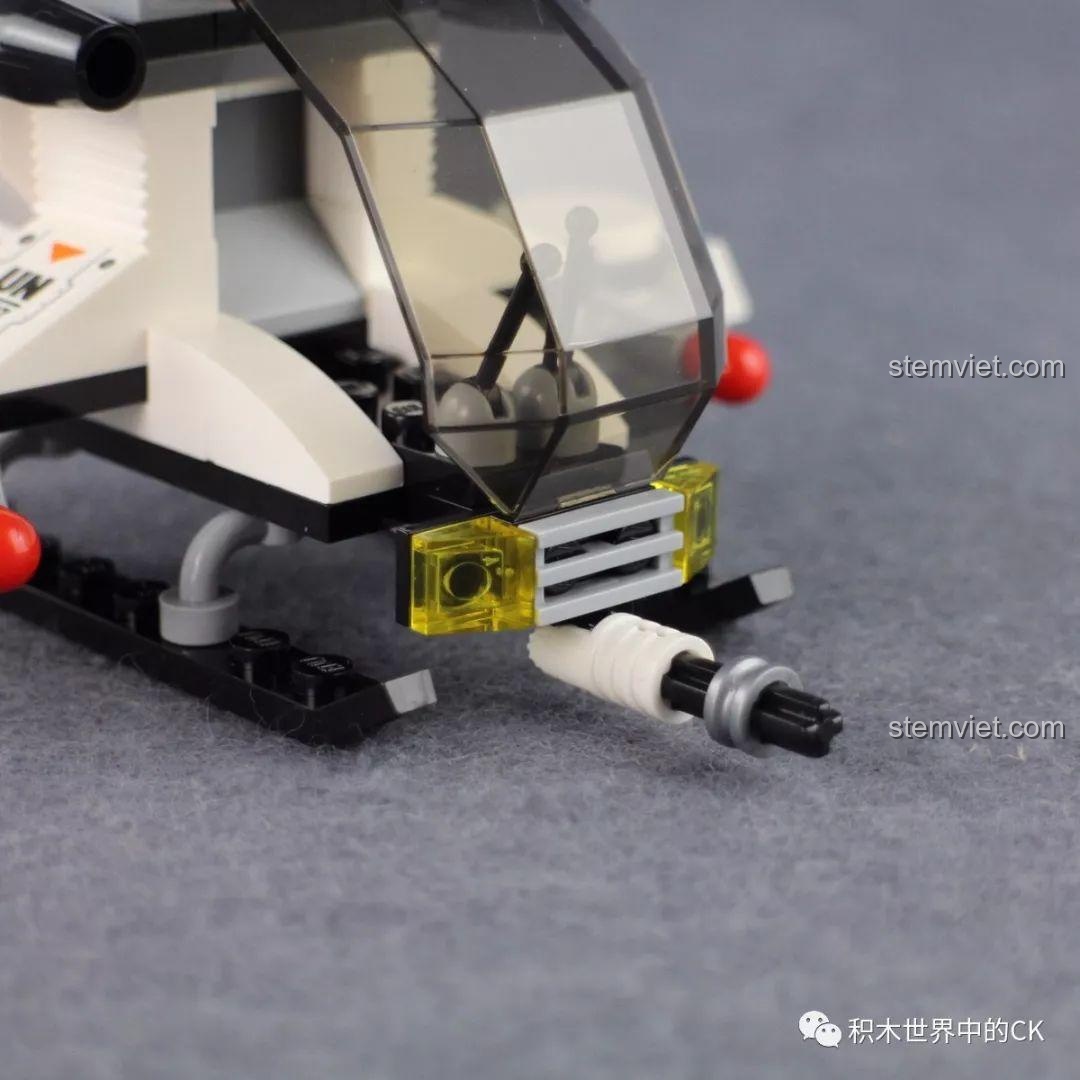 Mô hình xe tải quân sự phóng tên lửa Qman 3207 ThunderMission đã hoàn chỉnh, nhìn từ góc phía trước bên phải, với thiết kế mạnh mẽ.