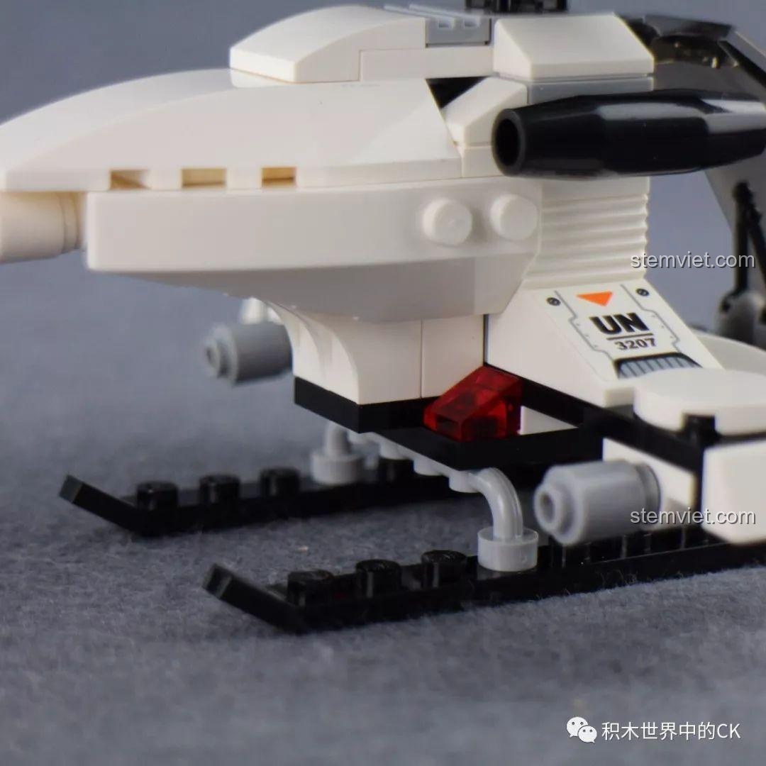 Mặt sau của xe tải quân sự phóng tên lửa Qman 3207 ThunderMission, hiển thị bánh xe và hệ thống treo.