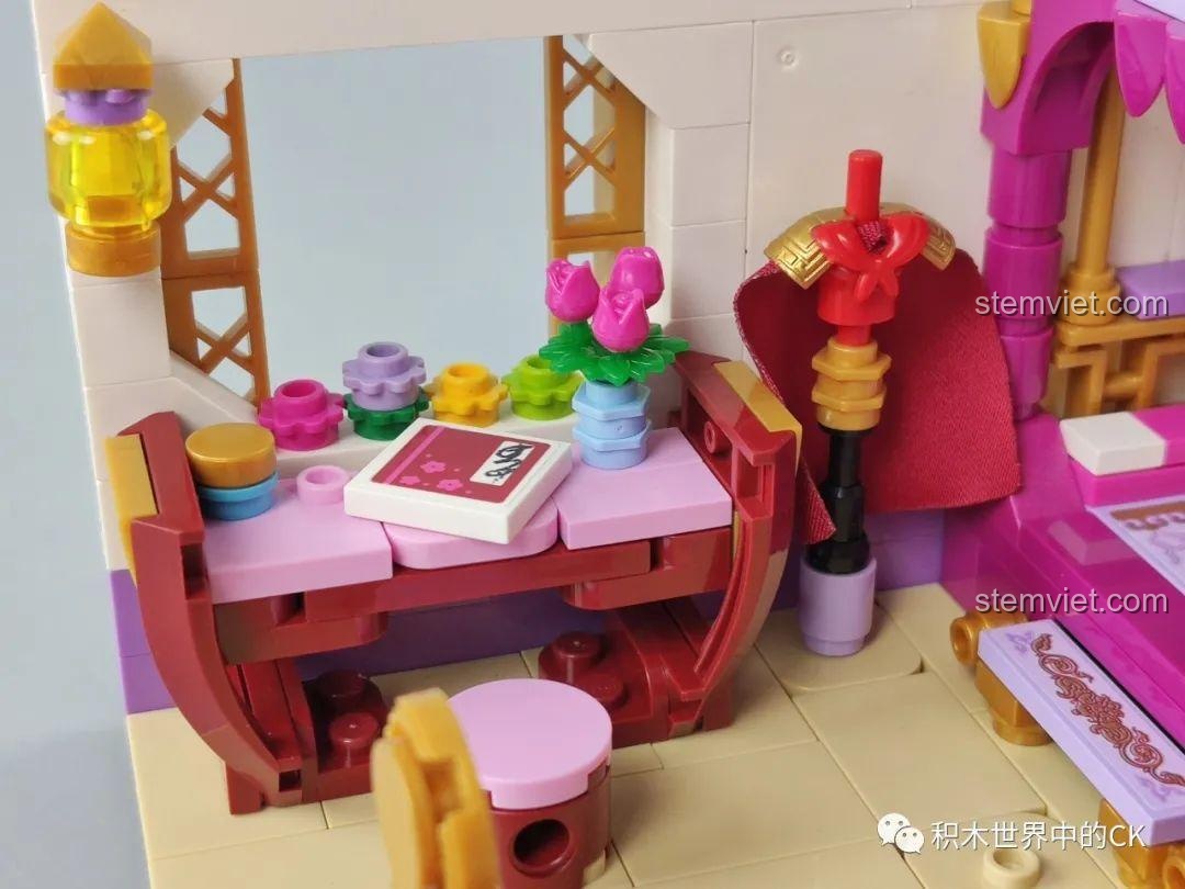 Bàn học/trà với bình hoa, cuộn tranh và đèn lồng trong bộ lắp ghép QMAN 33013 Phòng Ngủ Hoa Mộc Lan.