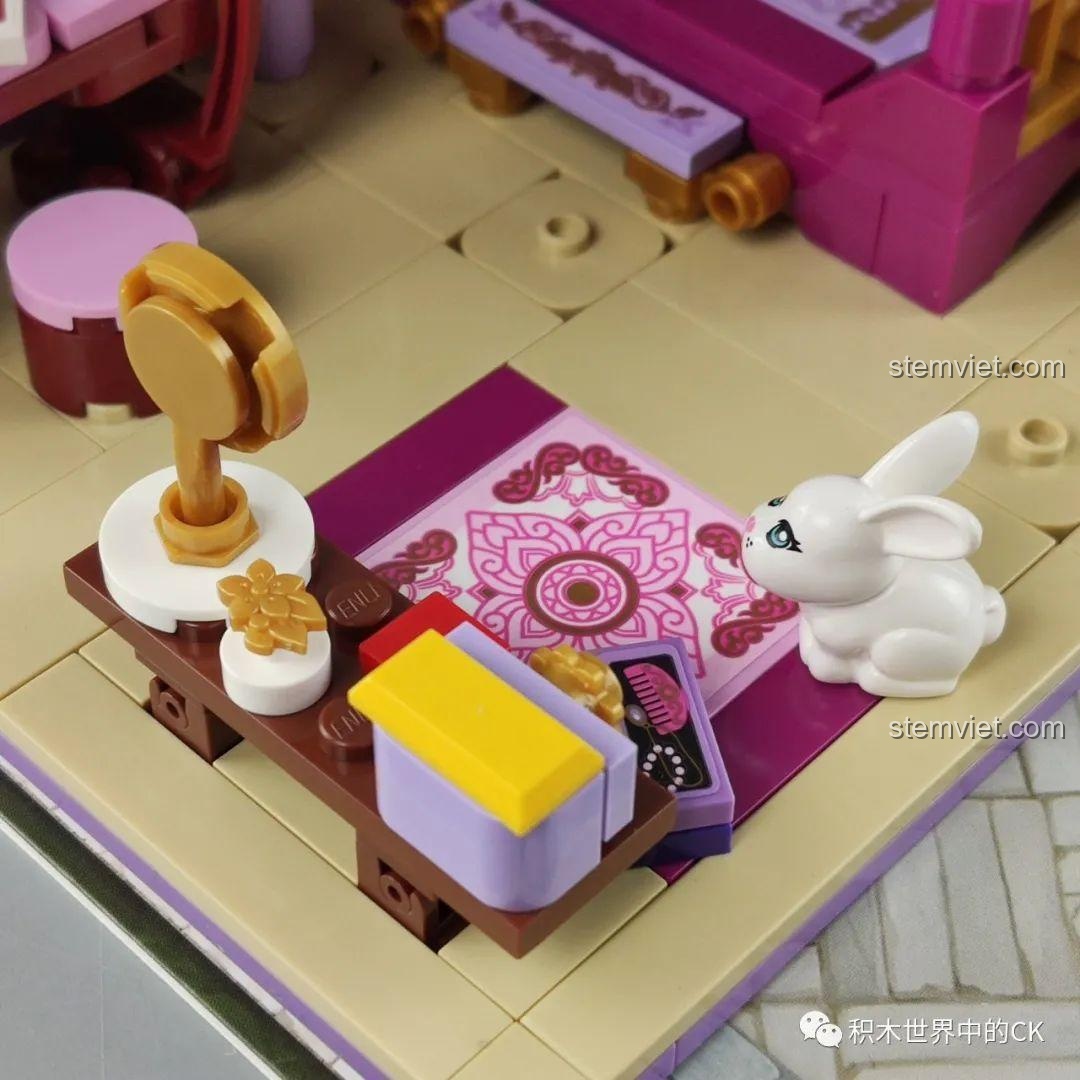 Cận cảnh bàn trang điểm và các phụ kiện nhỏ như gương, lược, hộp trang sức và chú thỏ trong bộ QMAN 33013 Phòng Ngủ Hoa Mộc Lan.