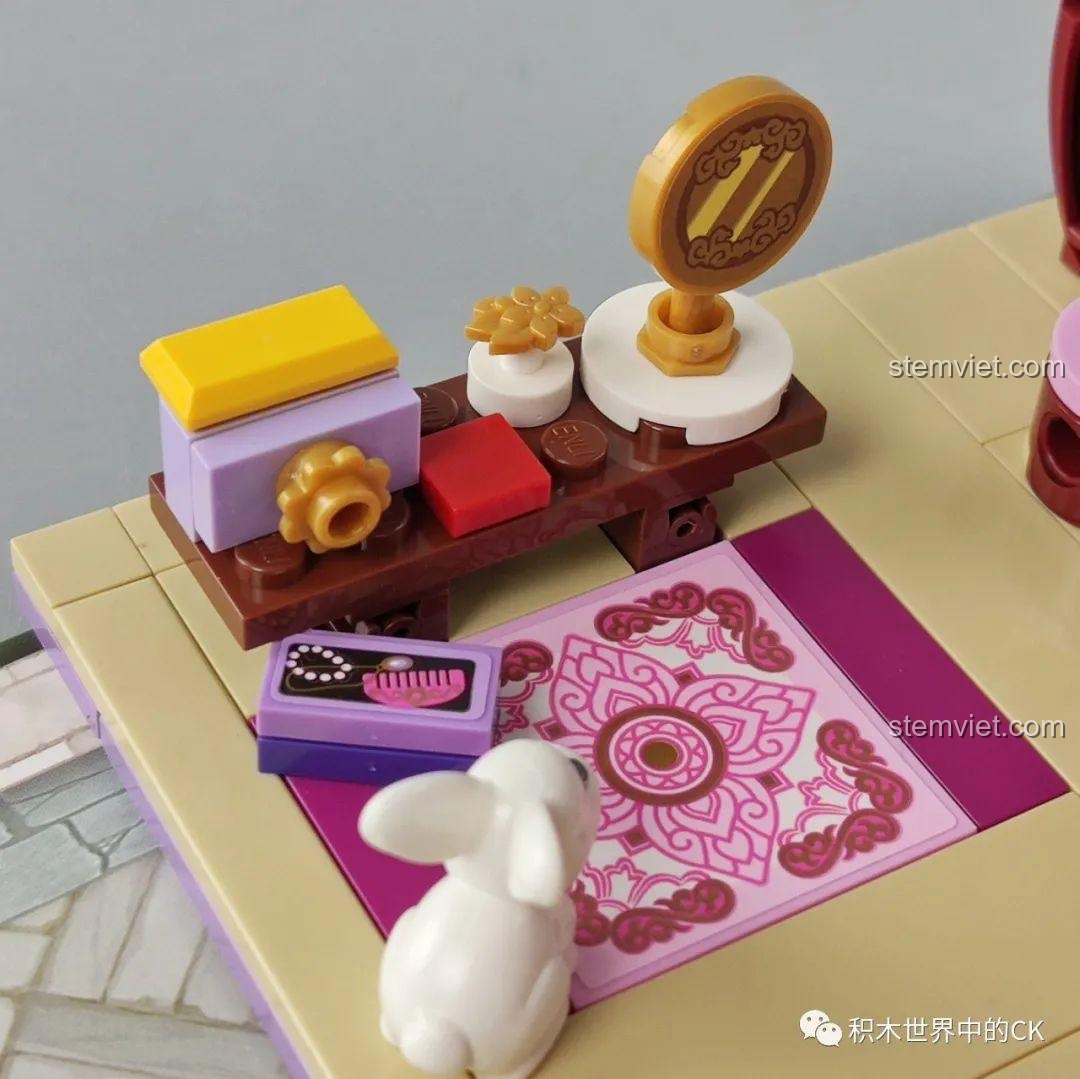 Góc nhìn khác của bàn trang điểm và thảm trải sàn với họa tiết tinh xảo trong bộ QMAN 33013 Phòng Ngủ Hoa Mộc Lan.