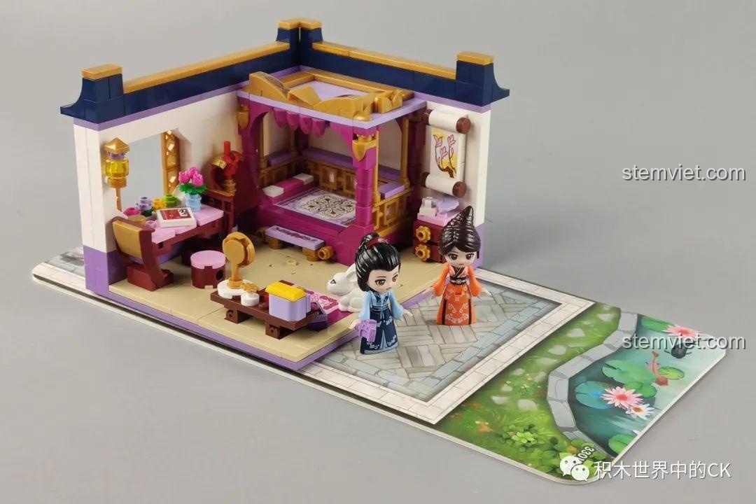 Cận cảnh minifigure Mộc Lan Tỷ Tỷ đang chải tóc cho Hoa Mộc Lan trong bộ QMAN 33013 Phòng Ngủ Hoa Mộc Lan.