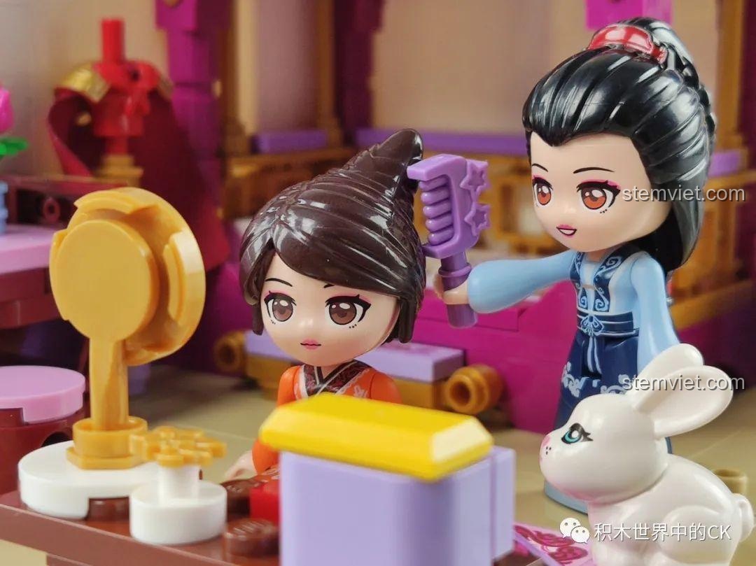 Các minifigure khác tương tác với mô hình QMAN 33013 Phòng Ngủ Hoa Mộc Lan, thể hiện tính tương thích.