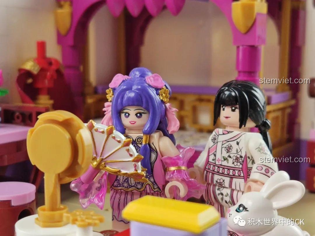 Mô hình QMAN 33013 Phòng Ngủ Hoa Mộc Lan với minifigure đang nằm trên giường, thể hiện khả năng chơi.