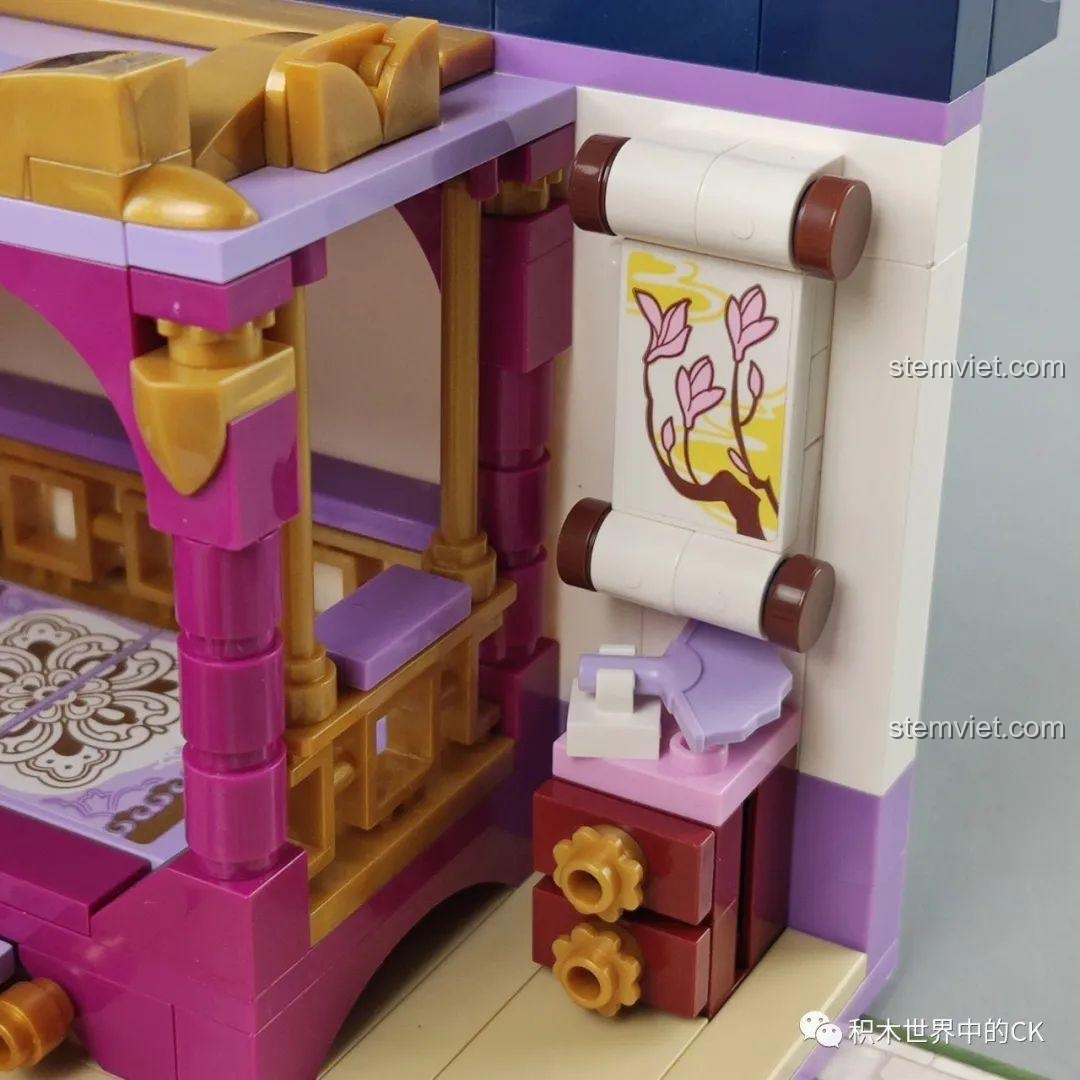 Cận cảnh cuộn tranh treo tường với họa tiết hoa mộc lan trong bộ QMAN 33013 Phòng Ngủ Hoa Mộc Lan.