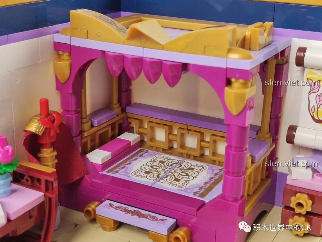 Giường ngủ với màn che và chăn gối trong mô hình QMAN 33013 Phòng Ngủ Hoa Mộc Lan, thiết kế sang trọng.