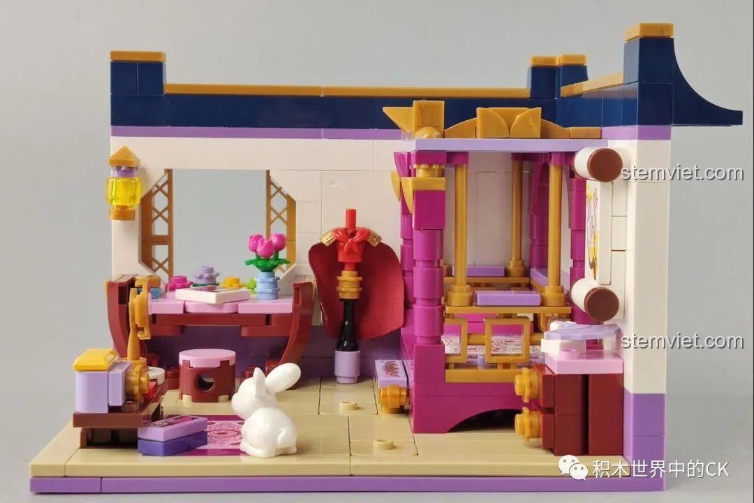 Góc nhìn khác của mô hình phòng ngủ QMAN 33013 Phòng Ngủ Hoa Mộc Lan, với chú thỏ và các vật dụng nhỏ.