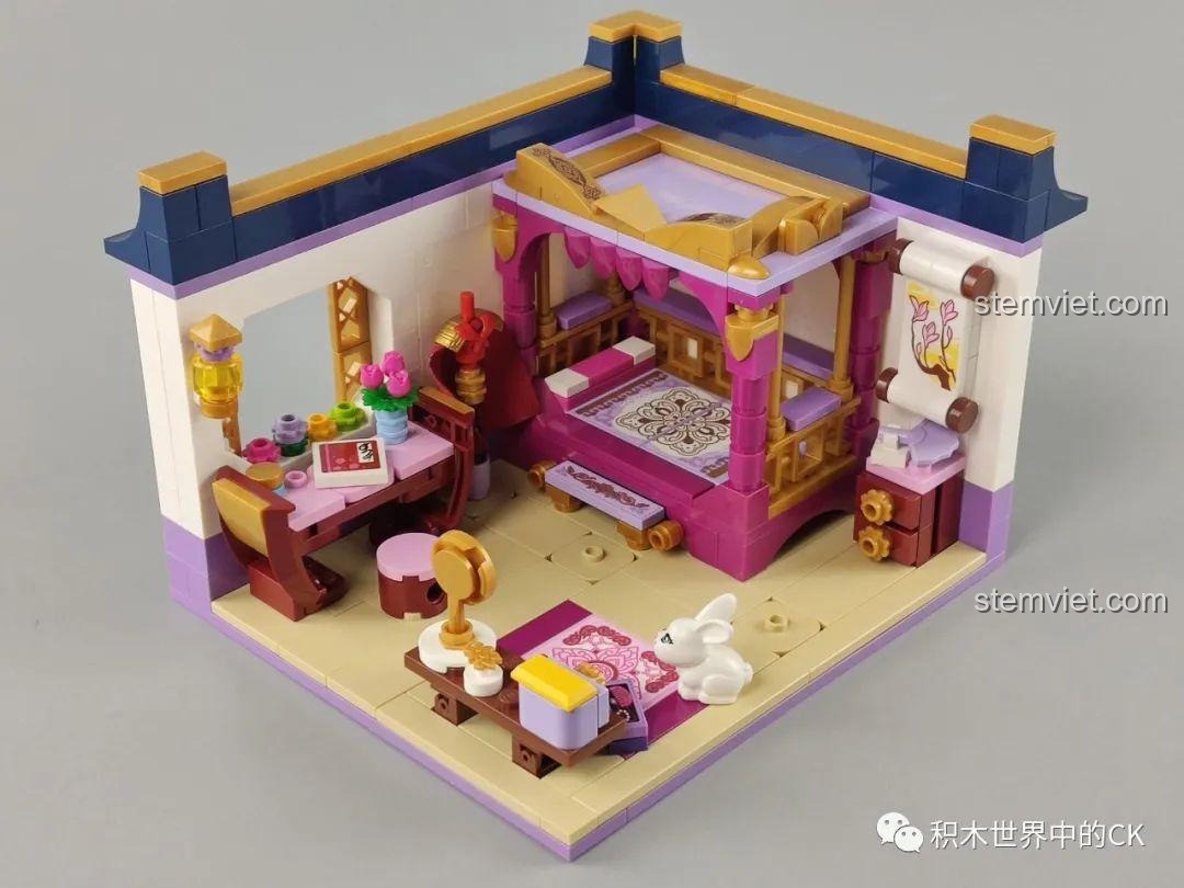 Góc nhìn tổng thể mô hình phòng ngủ trong bộ QMAN 33013 Phòng Ngủ Hoa Mộc Lan, với giường, bàn và phụ kiện.