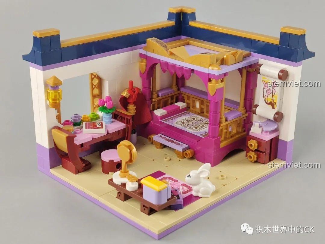 Mô hình hoàn chỉnh của bộ lắp ghép QMAN 33013 Phòng Ngủ Hoa Mộc Lan, với giường, bàn trang điểm và các phụ kiện.