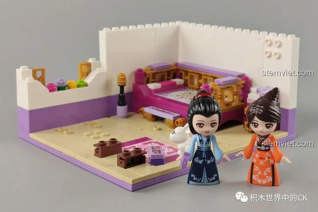 Khung phòng ngủ đang được lắp ráp trong bộ QMAN 33013 Phòng Ngủ Hoa Mộc Lan, với hai minifigure đứng cạnh.