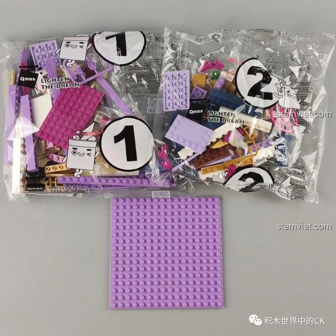 Các túi mảnh ghép và tấm đế màu tím của bộ lắp ghép QMAN 33013 Phòng Ngủ Hoa Mộc Lan, sẵn sàng cho quá trình lắp ráp.