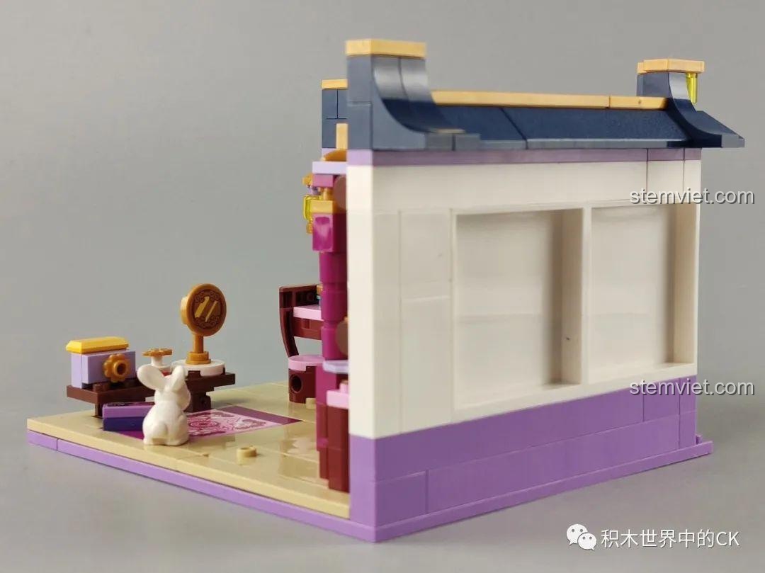 Mặt sau của mô hình lắp ghép QMAN 33013 Phòng Ngủ Hoa Mộc Lan, thể hiện cấu trúc và chi tiết tường.