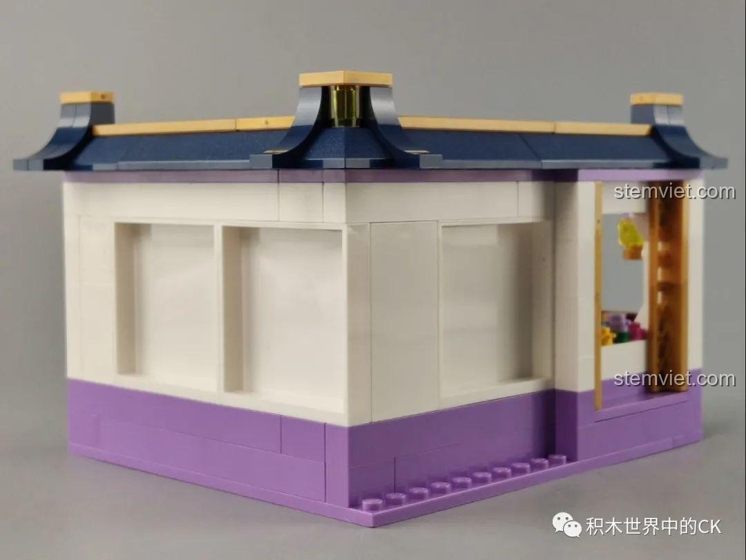 Góc nhìn từ phía sau của mô hình QMAN 33013 Phòng Ngủ Hoa Mộc Lan, với mái ngói và cấu trúc tổng thể.