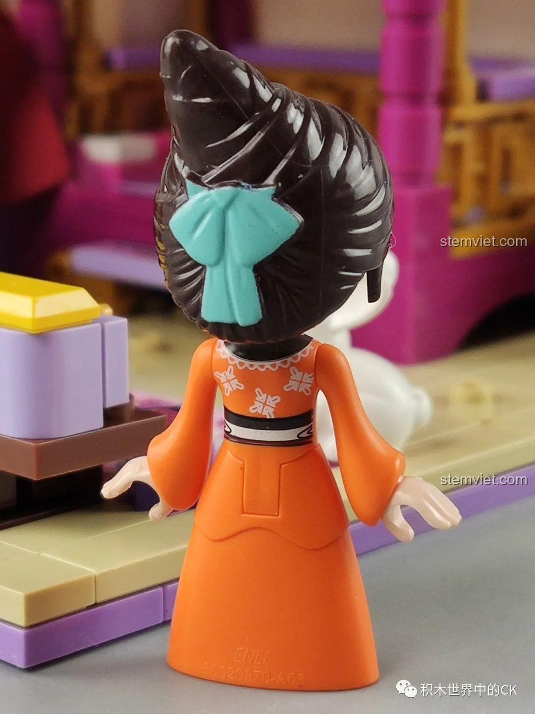 Mặt sau của minifigure Hoa Mộc Lan trong bộ lắp ghép QMAN 33013 Phòng Ngủ Hoa Mộc Lan, với chi tiết tóc và nơ.