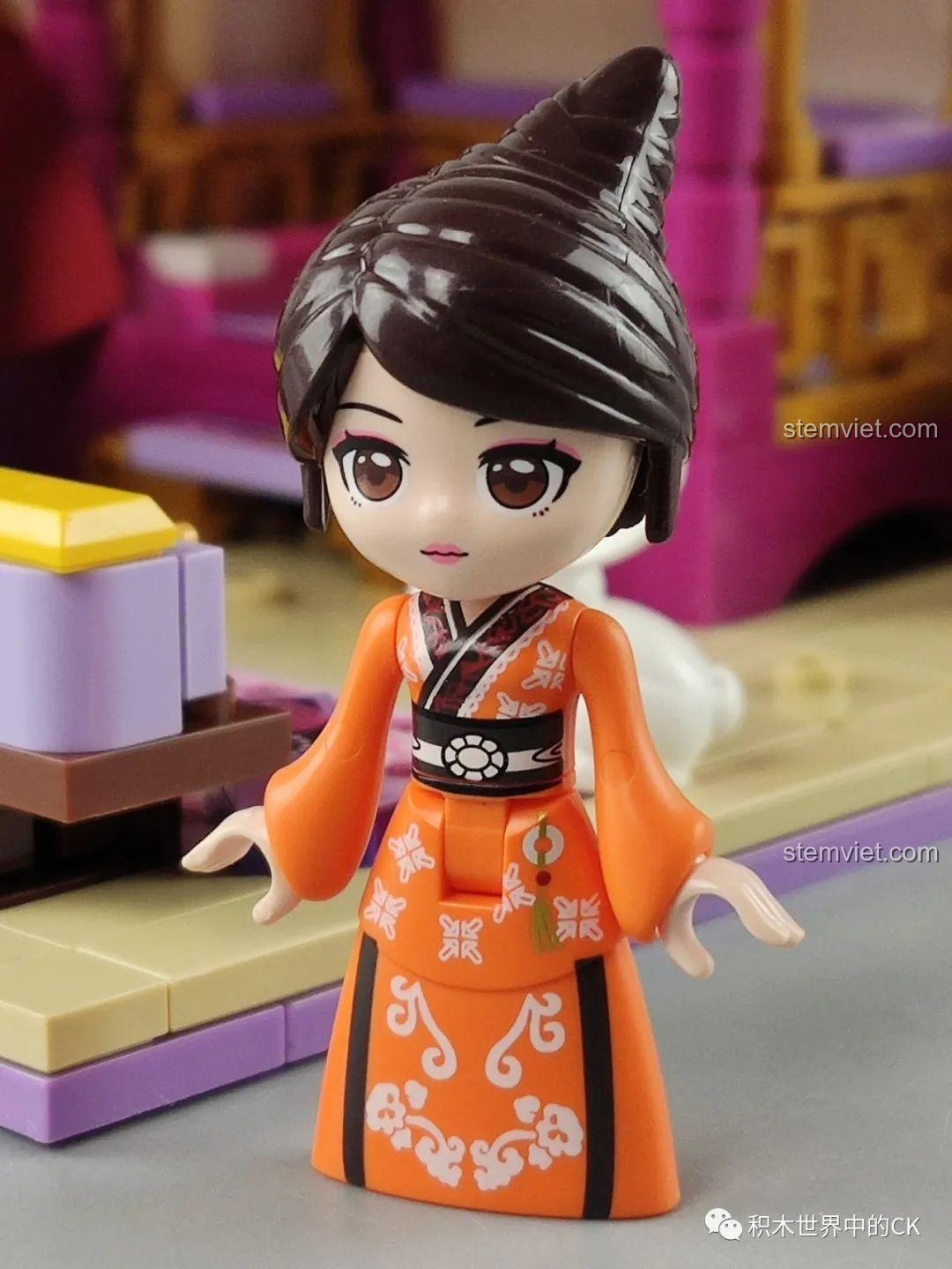 Cận cảnh minifigure Hoa Mộc Lan trong bộ đồ chơi QMAN 33013 Phòng Ngủ Hoa Mộc Lan, với trang phục màu cam và chi tiết tinh xảo.