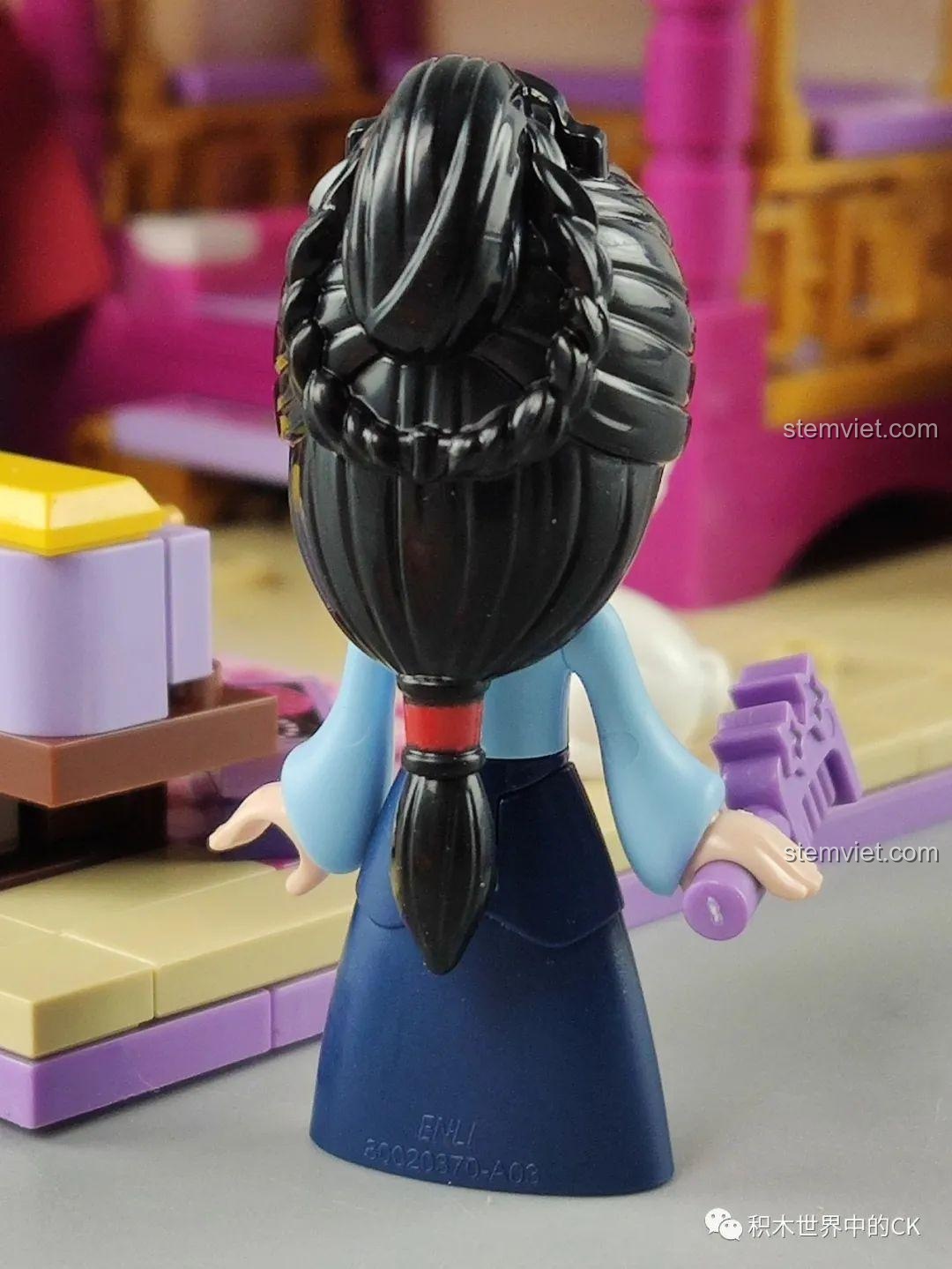 Mặt sau của minifigure Mộc Lan Tỷ Tỷ trong bộ lắp ghép QMAN 33013 Phòng Ngủ Hoa Mộc Lan, với chi tiết tóc tết.