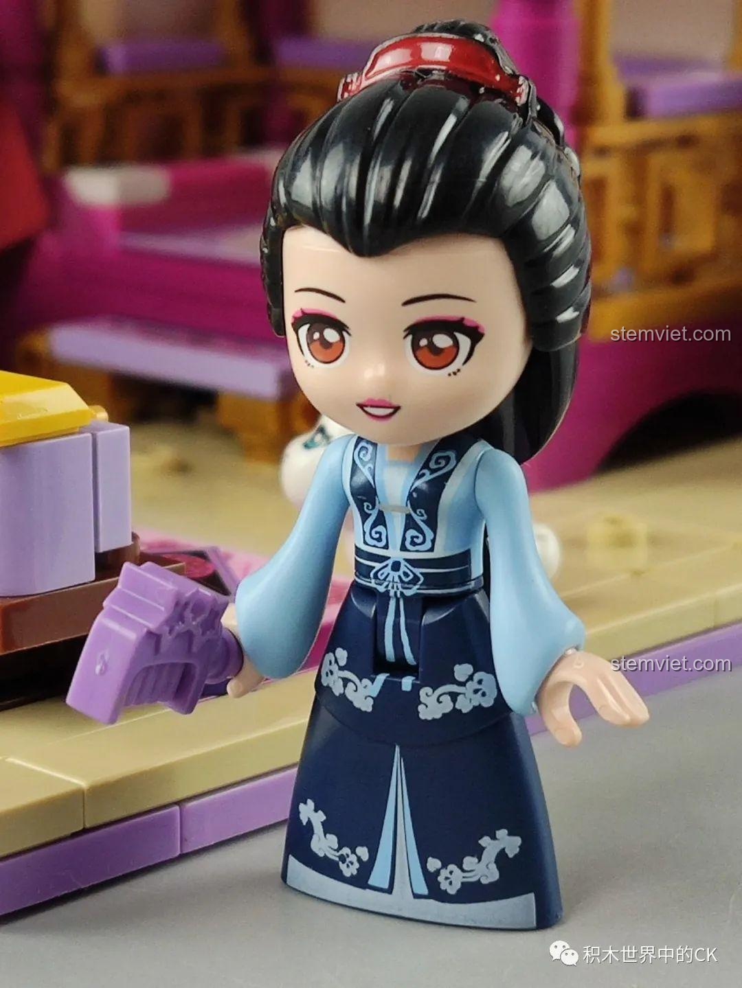 Cận cảnh minifigure Mộc Lan Tỷ Tỷ trong bộ đồ chơi QMAN 33013 Phòng Ngủ Hoa Mộc Lan, với trang phục màu xanh và chi tiết tinh xảo.