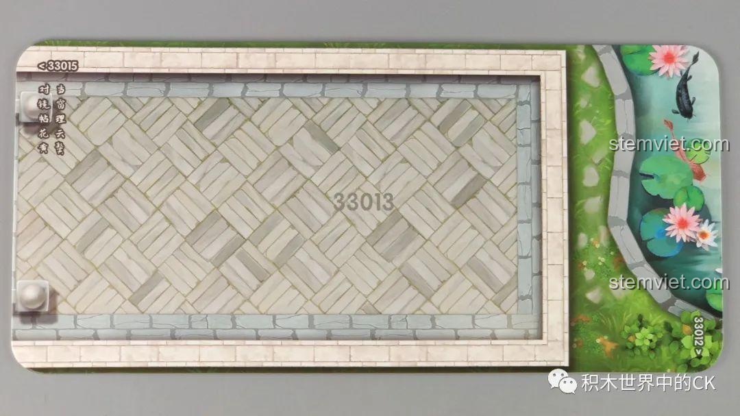 Tấm nền trang trí với họa tiết sân gạch và hồ sen, dùng cho bộ lắp ghép QMAN 33013 Phòng Ngủ Hoa Mộc Lan.