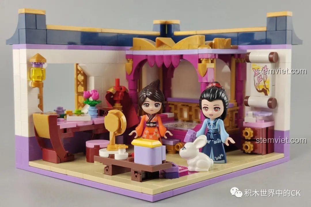 Mô hình QMAN 33013 Phòng Ngủ Hoa Mộc Lan đặt trên tấm nền hồ sen, tạo khung cảnh cổ trang hoàn chỉnh.