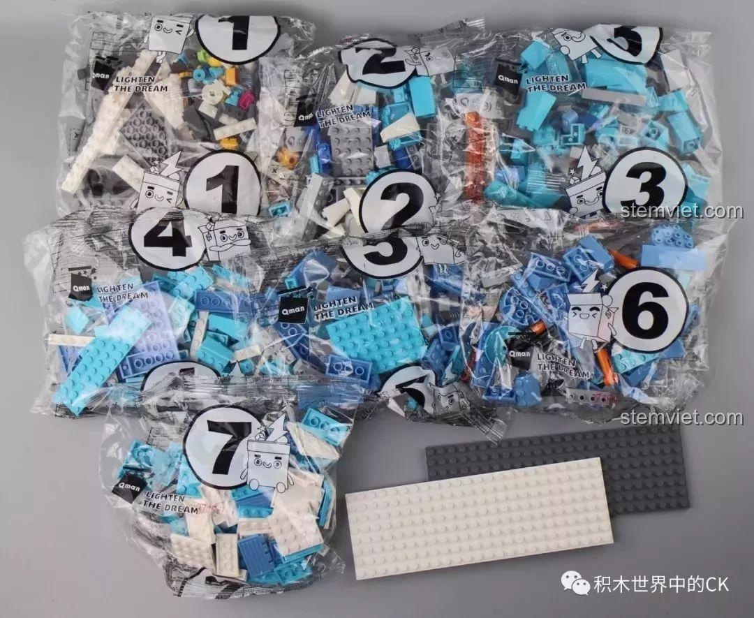 Toàn bộ 7 túi chi tiết được đánh số và các tấm plate lớn trong bộ QMAN 3715 Tàu Bọ Gấu Nước.