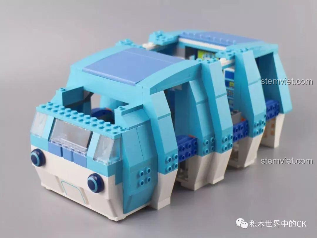 Xây dựng các vách ngăn và không gian bên trong của Tàu Bọ Gấu Nước trong bộ QMAN 3715.