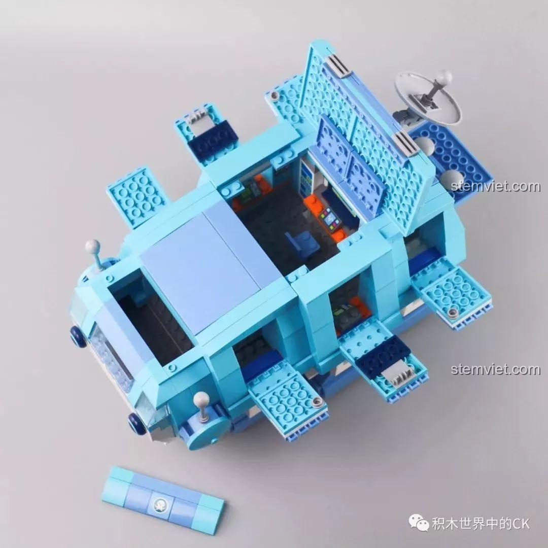 Tàu Bọ Gấu Nước QMAN 3715 với tất cả các cửa và nóc được mở, để lộ toàn bộ nội thất.