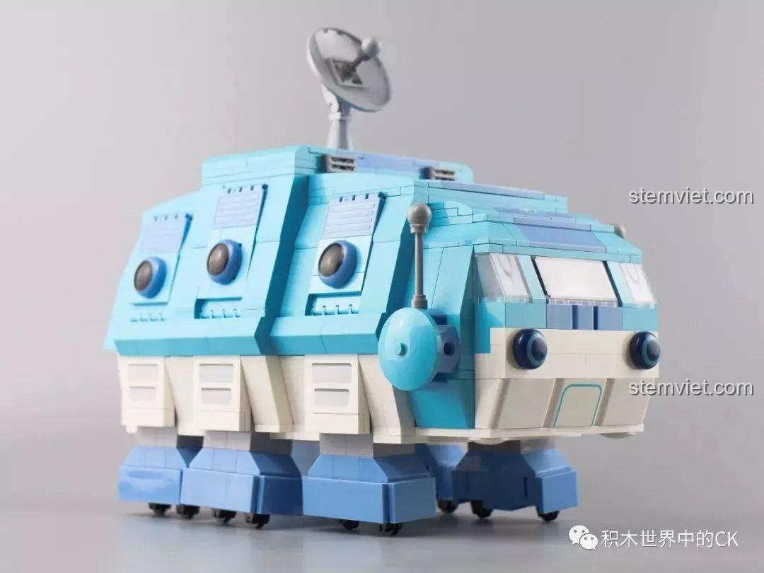 Góc nhìn tổng thể khác của Tàu Bọ Gấu Nước QMAN 3715, nhấn mạnh sự cân đối trong thiết kế.