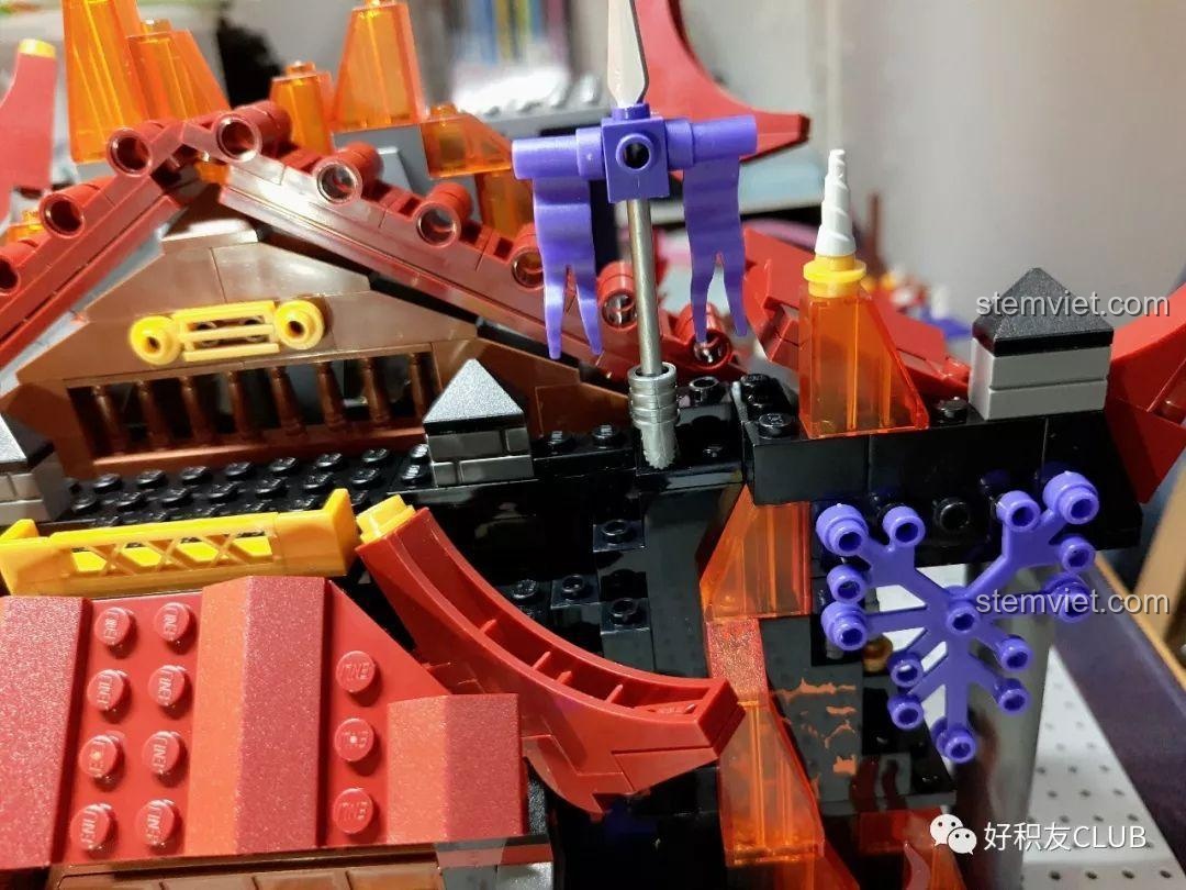 Chi tiết trang trí bên hông lâu đài trong bộ QMAN 3807 Tây Du Ký: Đại Chiến Hồng Hài Nhi, với các mảnh ghép trong suốt tạo hiệu ứng lửa. Đánh giá QMAN 807 Trận chiến Tây Du Ký về hiệu ứng thị giác.