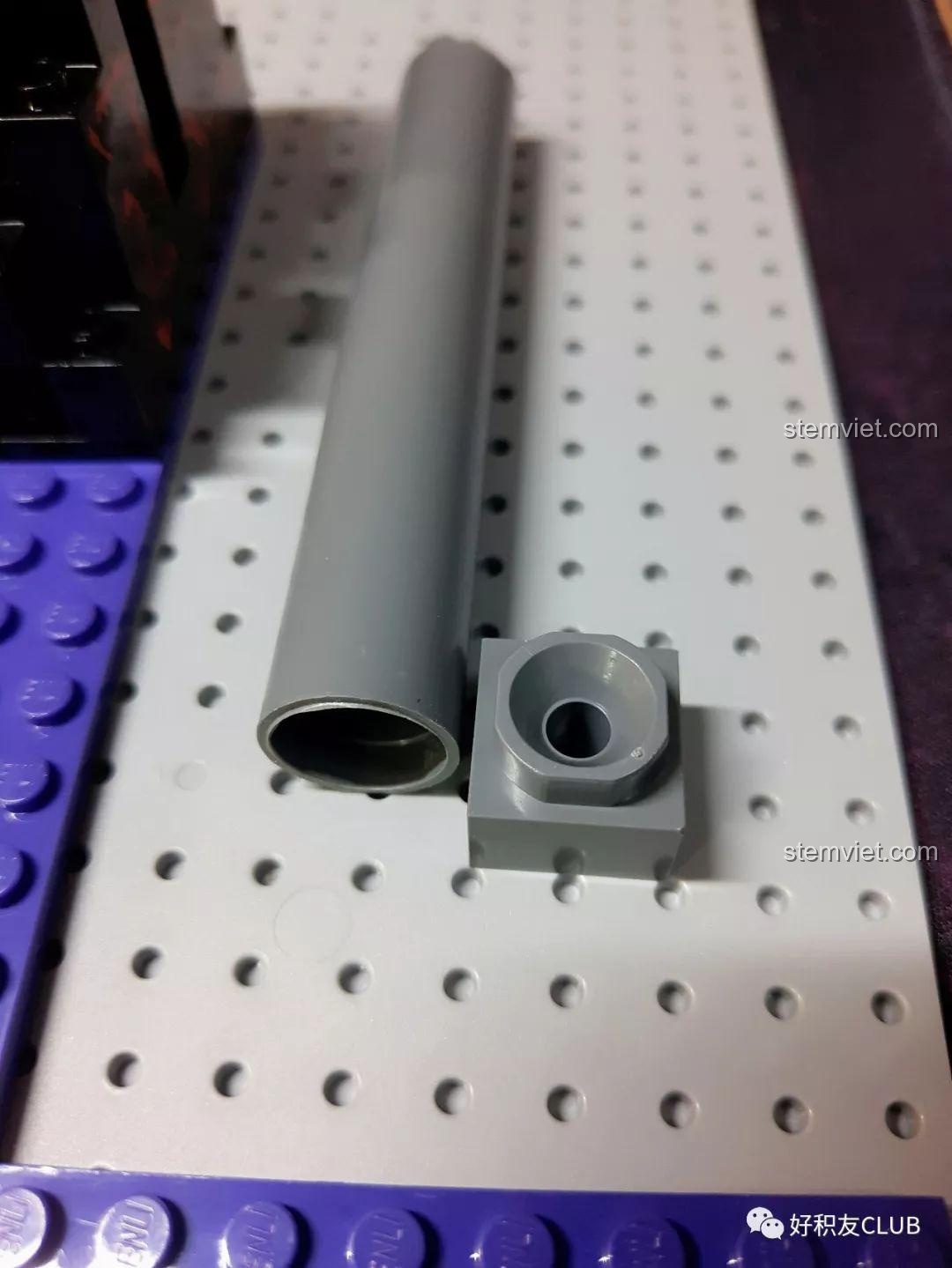 Chi tiết cột trụ cao được lắp ráp trong bộ QMAN 3807 Tây Du Ký: Đại Chiến Hồng Hài Nhi, cho thấy độ chắc chắn và khớp nối ổn định của các mảnh ghép. Đánh giá QMAN 807 Trận chiến Tây Du Ký về độ bền cấu trúc.