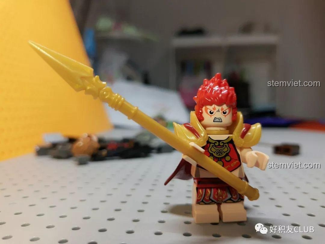 Minifigure Hồng Hài Nhi trong bộ QMAN 3807 Tây Du Ký: Đại Chiến Hồng Hài Nhi, với trang phục đỏ rực và thương vàng, sẵn sàng cho cuộc chiến. Đánh giá QMAN 807 Trận chiến Tây Du Ký với nhân vật chính.