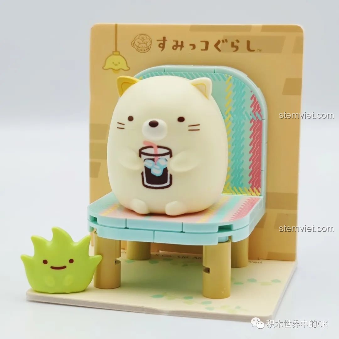 Mô hình Neko và Zassou đã lắp hoàn chỉnh, ngồi trên ghế nhỏ, trong bộ đồ chơi xếp hình Sumikko Gurashi 77012.