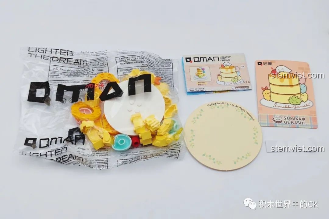 Các mảnh ghép và hướng dẫn lắp ráp của mô hình Thick Pancake trong bộ Qman 77012 Góc Khuất.