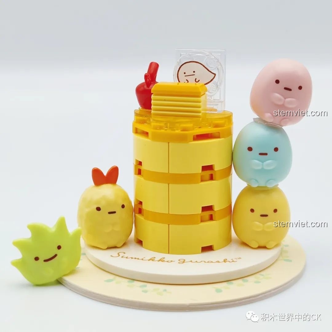 Mô hình Thick Pancake đã lắp hoàn chỉnh, với các nhân vật nhỏ trên đỉnh, trong bộ đồ chơi Blind box Góc Khuất 77012.