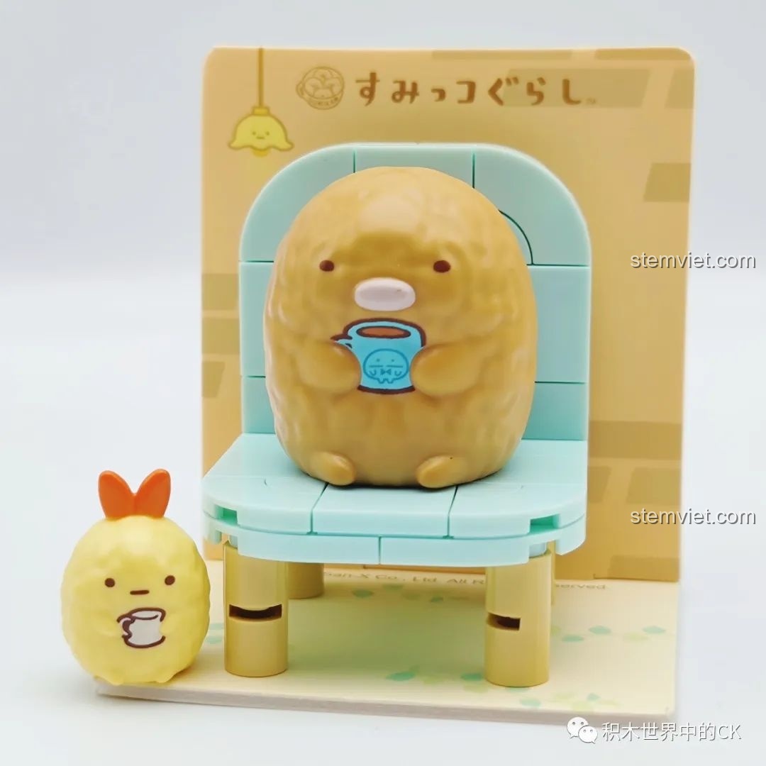 Mô hình Tonkatsu và Ebi Fry đã lắp hoàn chỉnh, ngồi trên ghế nhỏ, trong bộ đồ chơi lắp ghép Qman 77012.