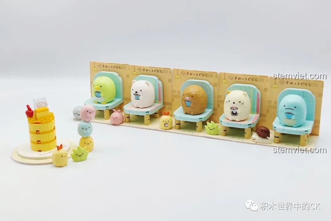Góc nhìn khác của toàn bộ 6 mô hình Sumikko Gurashi đã lắp hoàn chỉnh từ bộ Qman 77012, trưng bày đẹp mắt.