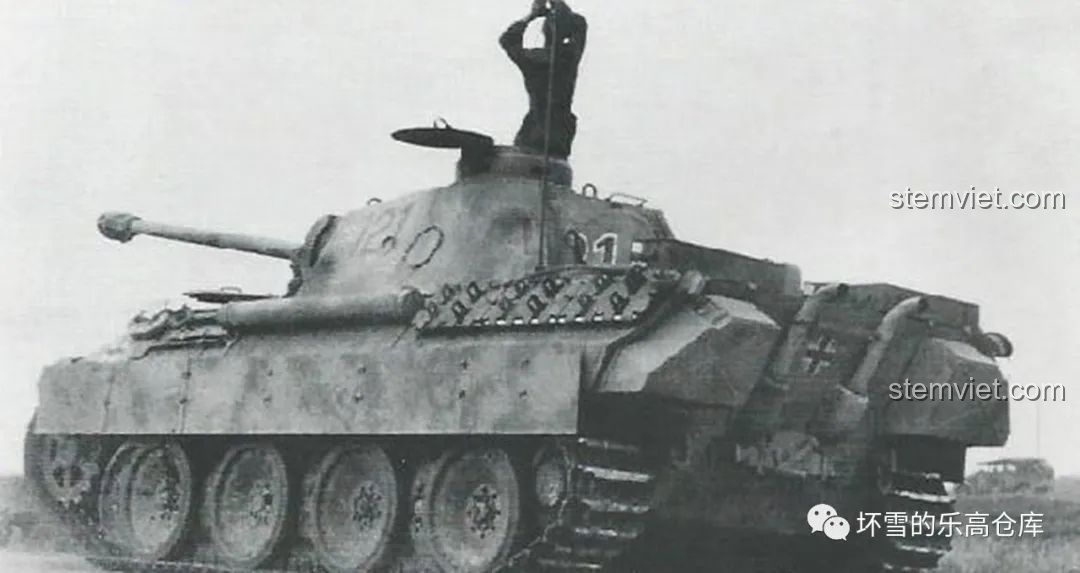 Ảnh lịch sử xe tăng Panther 121 trong Thế chiến II, để so sánh với mô hình lắp ghép.