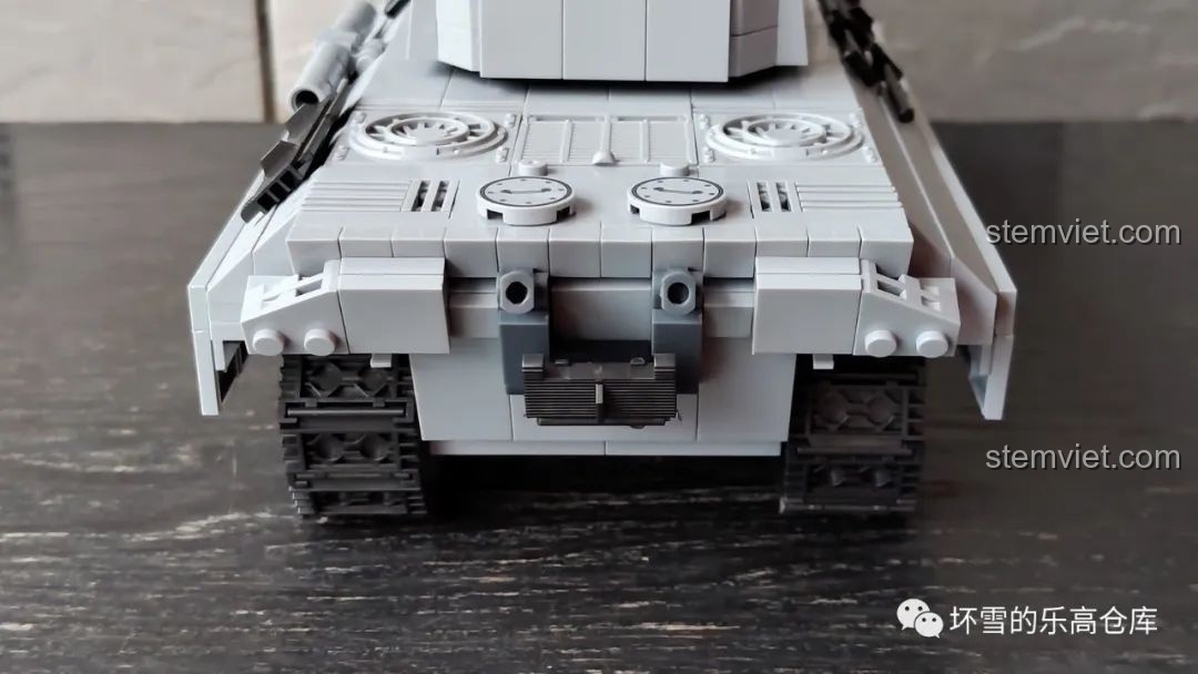 Phần đuôi xe tăng Panther 121 QUANGUAN 100064, hiển thị hệ thống xích và ống xả.