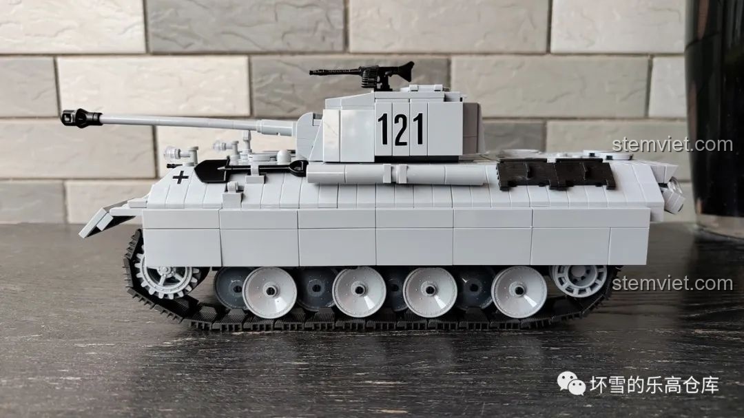 Chi tiết bên hông xe tăng Panther 121 QUANGUAN 100064, với tấm chắn bùn và ống đựng dụng cụ.