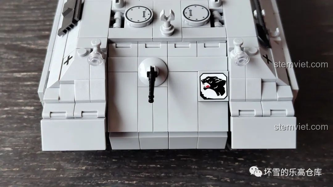 Chi tiết giáp trước của xe tăng Panther 121 QUANGUAN 100064, với lỗ súng máy và biểu tượng báo gầm.